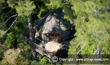 Dormir dans une cabane perchée avec jacuzzi privatif vers Aix en Provence